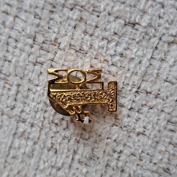 Assorted Brooch Pin Collection - Picture 15 of 16